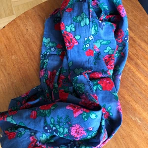 Blå sjal - Blå sjal med blommor. Kan hämtas i Malmö, osäker på exakt fraktkostnad.