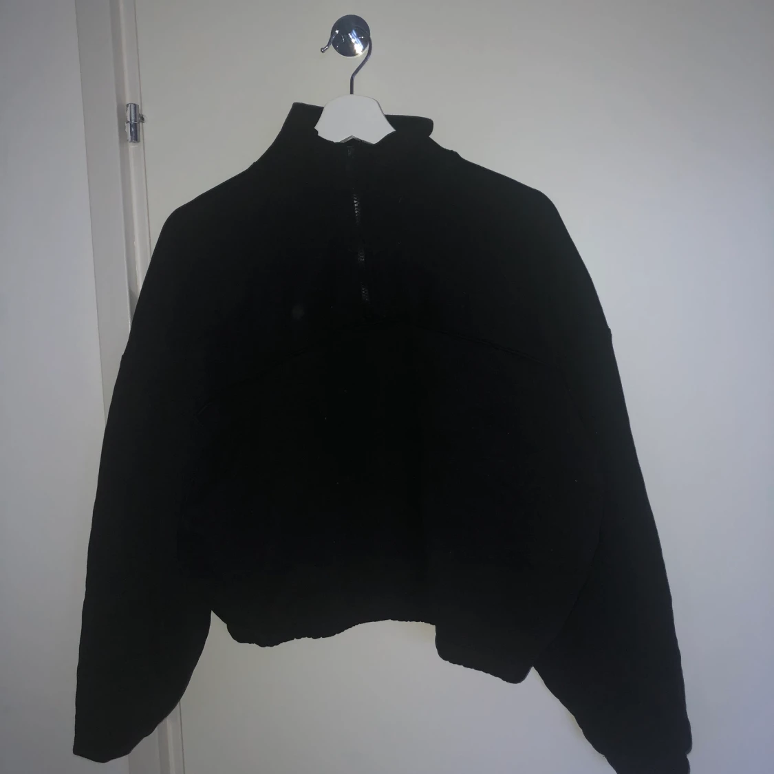 Croppad sweatshirt med 1/3 krage - 90