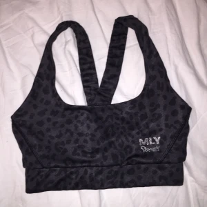 Topp i leopardmönster  - Jättesöt topp i storlek s 