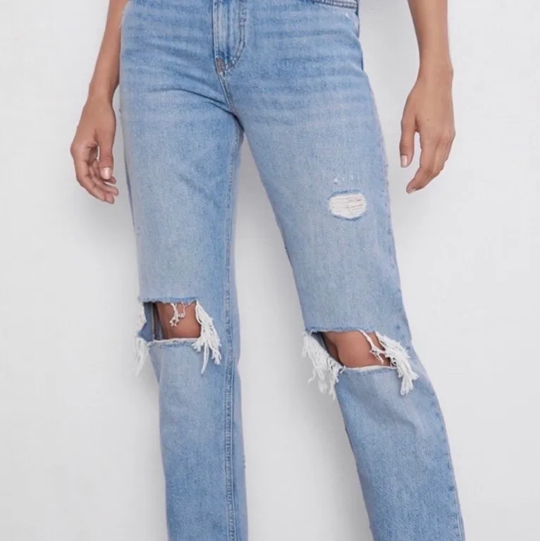 Säljer dessa populära och slutsålda jeansen från Zara i strl 34. De är använda ett par gånger men jättebra skick. Originalpris 549 kronor. . Jeans & Byxor.
