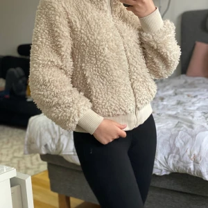 Teddy jacka - Fin fluffig teddy jacka från Zara, jätte fin till vår❤️