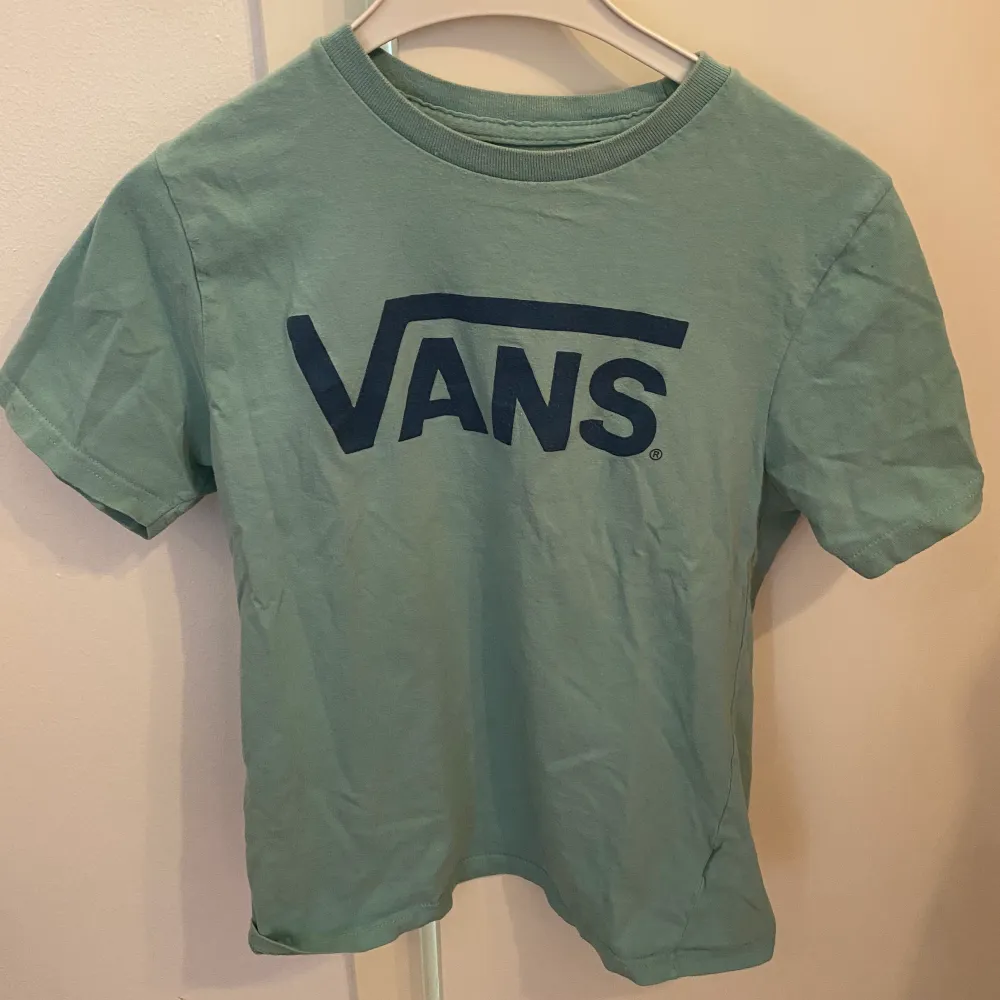 Säljer denna tröja från Vans som passar vem som helst. Storleken är S och jag säljer den för 140kr med gratis frakt. T-shirts.