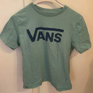 Säljer denna tröja från Vans som passar vem som helst. Storleken är S och jag säljer den för 140kr med gratis frakt
