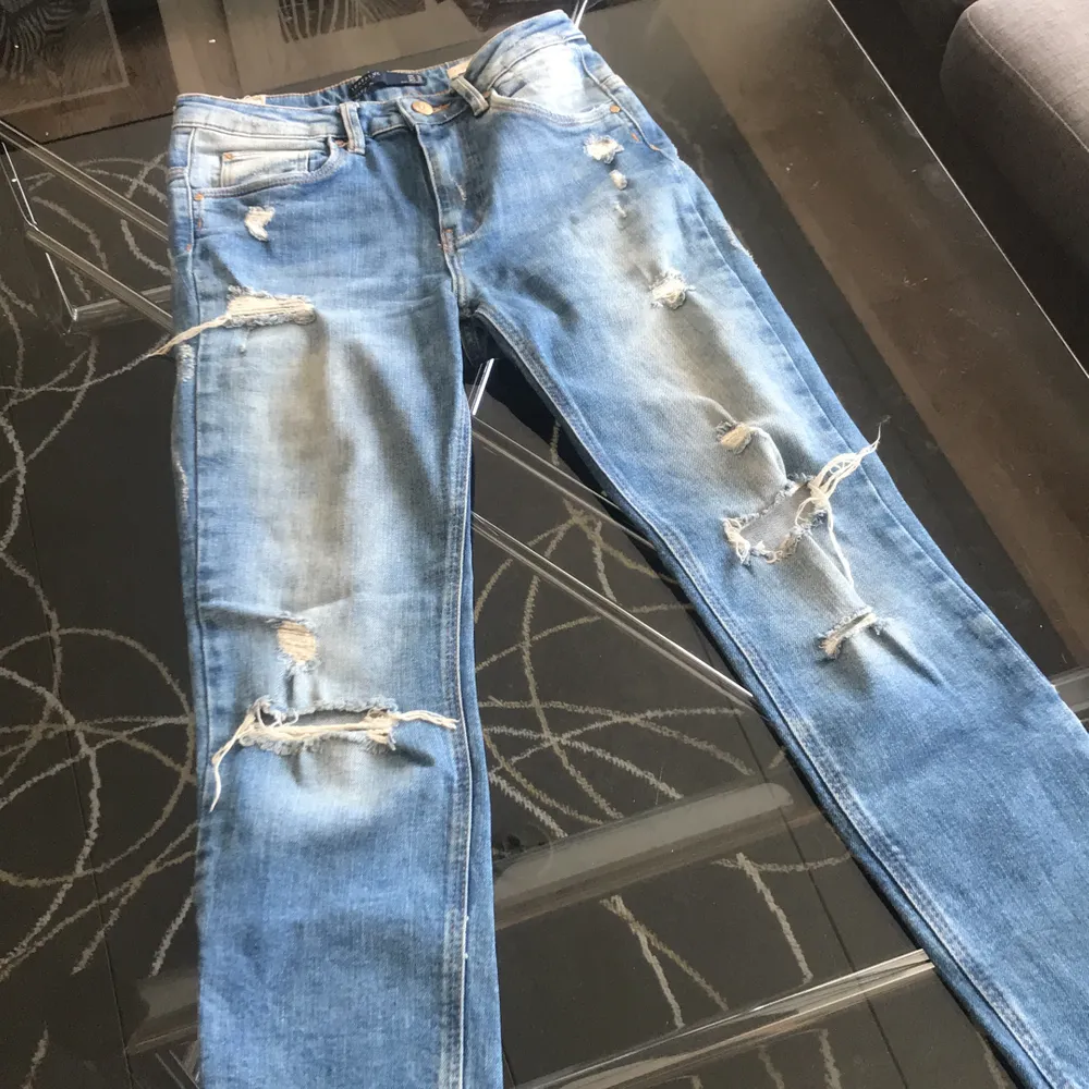 Säljer mina favorit jeans. Dem är från Zara och i storleken xs. De är i väldigt fint skick! . Jeans & Byxor.