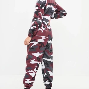 Missguided army jumpsuit  - Cool jumpsuit från missguided, aldrig användn. Köparen betalar frakt, funkar också att mötas upp på Kungsholmen 🌼