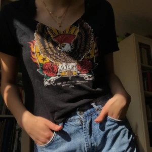 Superfin T-shirt - En jätteskön och trendig t-shirt!! Öppen krage och fint mönster framtill!