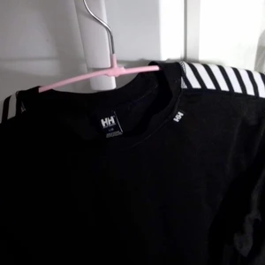 Helly Hansen tröja - Använd ett par gånger bara. Säljs i ny skick. Fler bilder kan fås vid intresse.