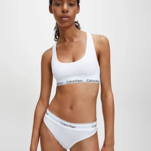 Calvin Klein top i stl xs - En topp som jag tyvärr måste sälja för att jag har vuxit ut den. Använd några gånger men som fortfarande är i bra skick. Orginal pris 350 men säljer för 100. Frakt ingår vid köp av båda topparna(kolla min profil)