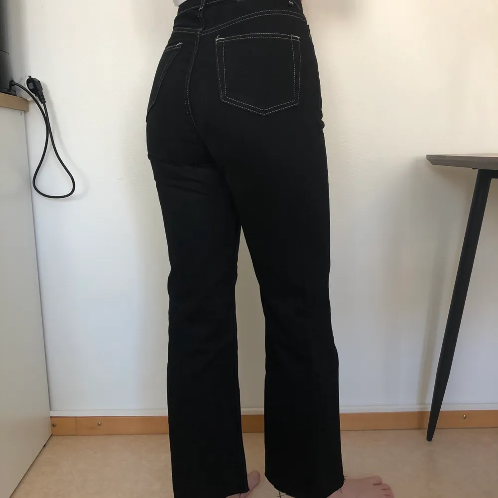 Såå snygga jeans i svart från weekday. Köpte för några år sedan men använda få ggr. Tyvärr växt ur dem. De är avklippta nertill. . Jeans & Byxor.