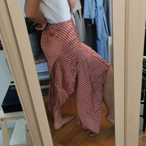 Orange-silverrandig kjol - Fint skick.  Ej frakt, möts upp vid Stureplan eller Slussen 😊🌸