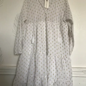 Klänning/tunika  - Superfin och ny klänning/tunika från Stajl i strlk ONE SIZE! ✨ Lappen kvar! Nypris 399kr! Lite genomskinlig kan jag tycka. Frakt inräknat i priset! Betalas med Swish.