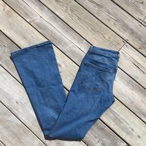 Bootcut/flaire jeans från zara, blåa.  Köparen står för frakt, kan mötas upp om du bor nära. Hör av dig vid frågor!