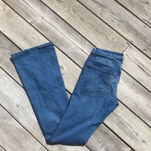 Blå flaire/bootcut jeans. Zara - Bootcut/flaire jeans från zara, blåa.  Köparen står för frakt, kan mötas upp om du bor nära. Hör av dig vid frågor!
