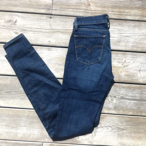Levis jeans - 710 super skinny blåa jeans i toppskick, använda 1-2gånger. Köparen står för frakt, kan mötas upp om du bor nära. Köptes för 1800kr säljer för 300kr. Hör av dig vid frågor! 