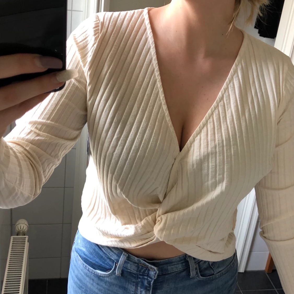 Tröja med ”knut” från Nelly