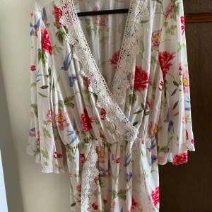 Blommig jumpsuit st 36 - En söt blommig jumpsuit från HM. Aldrig använd. St 36. Normal i storleken.  Spets detaljer på framsidan. Finns o Eslöv/ Helsingborg med omnejd. Kom med bud 