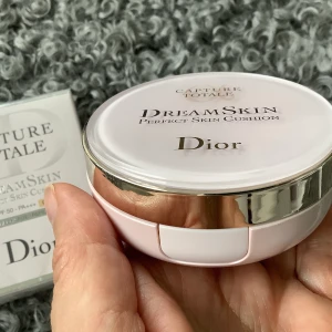 Dior dreamskin Perfect Skin Cushion - Flytande foundation i kuddformat. Lätt täckning, spf 50, färg 020 light beige. Ger ett naturligt resultat, enkel att använda. Perfekt att stoppa i väskan för att kunna bättra på under dagen. Med spegel i locket. Helt ny ouppackad refill, inplastad.
