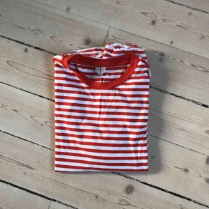  - T shirt från Arket! Oanvänd.