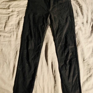 Svarta jeans  - Svarta jeans från Bik bok storlek L. Använda ett antal gånger så slitning emellan benen. Inga hål men absolut tunnare tyg. Inga andra skavanker och håller nog ett bra tag till! 