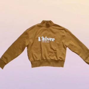 Tröja ”l’hiver” - senapsgul tröja med hög krage och fransk text. Storlek XS. Frakt inräknat i priset!