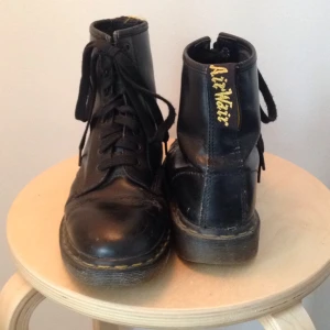  - Ett par Dr Martens Original 8 hål, bouncing soles och sjysst patina Riktiga klassiker