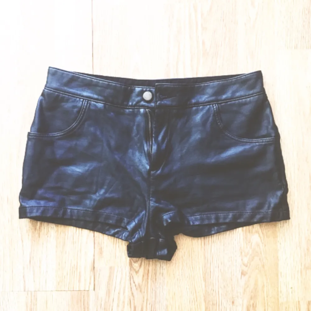 Riktigt snygga shorts i läderimitation från topshop ☘️ Väldigt sköna och stretchiga. Något korta, passar nog bäst 36-38. Möts upp i centrala Sthlm eller skickar mot fraktkostnad. Pris är diskuterbart ✨. Shorts.