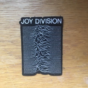  - Joy Division-patch! Fäst på jeansjackan eller varför inte på brallorna? 9x6 cm. Frakt inräknat i pris