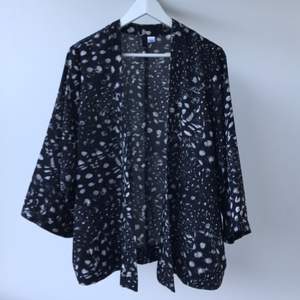 Snygg svartvit mönstrad kimono i superhäftigt material och vida armar från H&M. Helt slutsåld, passa på att fynda! 