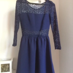  - Jättefin mörkblå klänning i strl 36, endast använd några få gånger. 