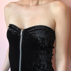  - Sammets top med dragkedja framtill från Monki 💕 Så gott som ny✨