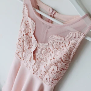  - Rosa klänning från Nelly. Använd en gång, bra skick.