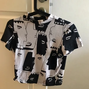  - crop top i stretchigt material! endast använd ca 3 gånger! Finns i Malmö, annars står köparen för frakten 🌺