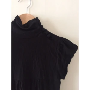  - Från bershka köpt i Spanien halvpolo knappar lång topp/kort klänning 