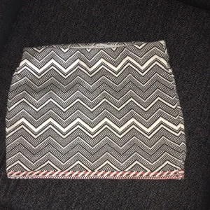  - Söt Aztec mönstrad kjol från Zara. Den är i ett stretchigt material och därför inte alls så kort som den ser ut att va på bilden! 