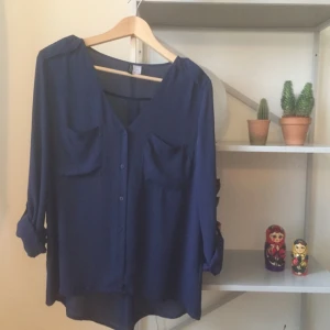  - Marinblå blus från H&M, använd ett fåtal gånger, inget synligt slitage. 🐳