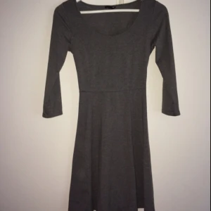  - Enkel mörkgrå klänning med bra passform