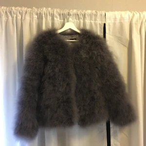  - Strutsjacka i nyskick. Aldrig använd! Osäker på var den är köpt och vad det är för storlek. Skulle tro att det är medium eventuellt en liten large. Köparen står för frakt 