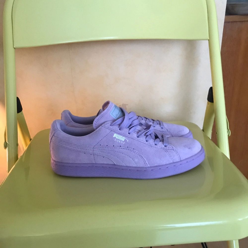 Lavendel lila puma skor, helt nya aldrig Använda storlek 38!  Säljes pga blir aldrig använda! . Skor.