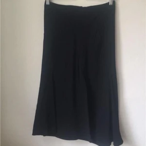  - Cos MIDI kjol storlek 34