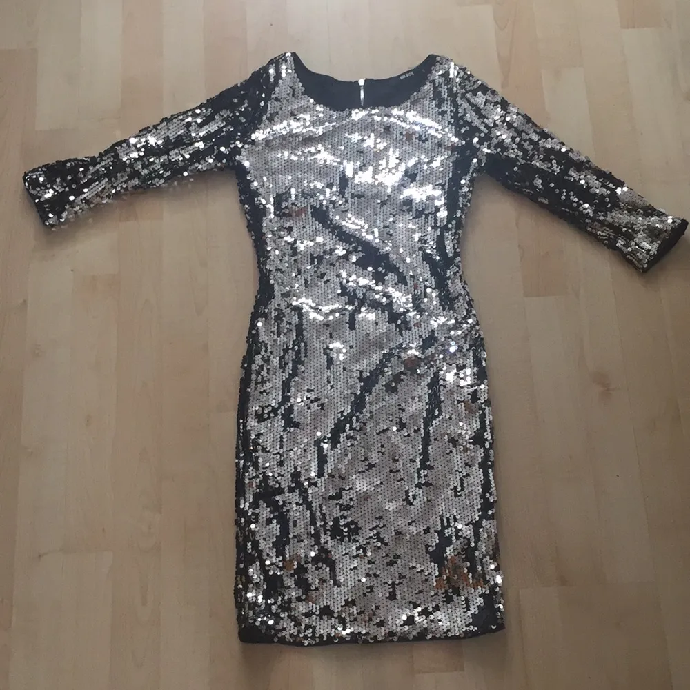En paljett klänning från bikbok, köpt 2016 men aldrig använd. Priset går att ändras . Klänningar.