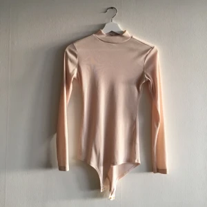  - Beige body från bikbok