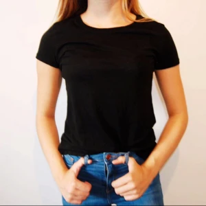  - Svart T- tröja i XS  