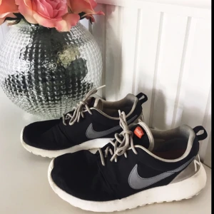  - Nike roshe retro. Orginalpris 895kr, säljes för 150kr. Frakt tillkommer.  
