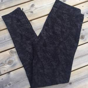 Svart kamouflagemönstrade jeans från Calvin Klein. Storlek US 2