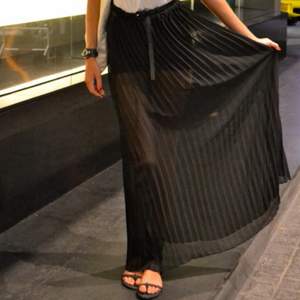 Plisserad kjol från Bikbok. Helt transparent och ingen underkjol. Använd. Kan mötas upp och tar swish. 