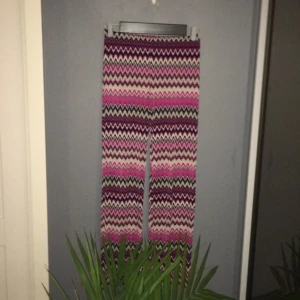  - Zick zack byxor från Tessie i stl M men passar även S, L & kanske XL. Säljer dom då jag nästan aldrig använt dom o lär nog inte göra de igen heller.