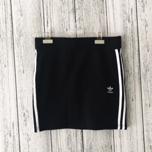  - Kjol från Adidas i storlek S. Säljes för 150kr ink frakt.  Betalning sker via swish.