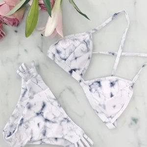  - Bikini i marmor från dmretro, nederdelen är ej använd/prövad endast överdelen är prövad och för liten. 