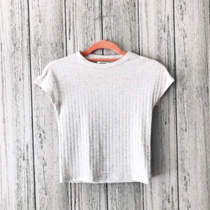  - T-shirt i kortare modell från Monki i storleken XS. Säljes för 60kr inkl frakt. Betalning sker via swish.