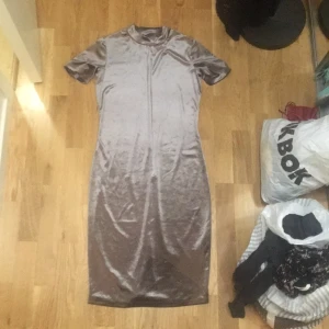  - Super fin sammetsklänning från zara, färgen skull bäst beskrivas som beige/guld/silver 